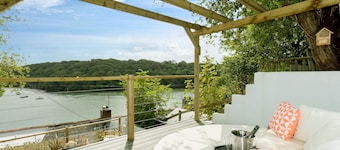 Fal River Cottage - sleeps 3 guests in 2 bedrooms