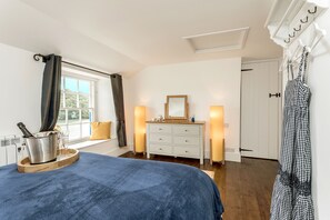 2 chambres, fer et planche à repasser, lit de bébé portatif