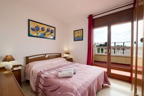 4 bedrooms, iron/ironing board, free WiFi