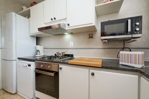 Refrigerador, microondas, horno y lavavajillas 