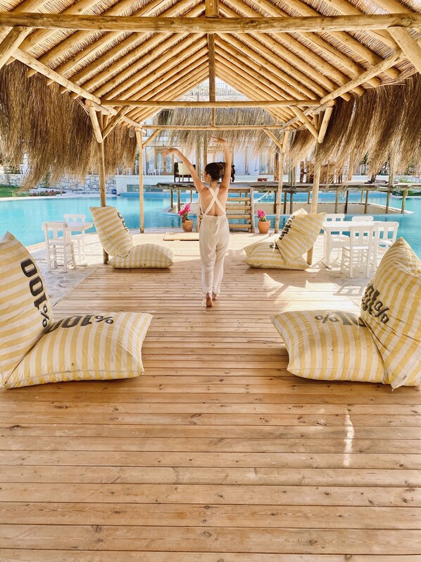 Seasonal outdoor pool, pool umbrellas, sun loungers - Alacati Barbarossa Hotel (Cesme)