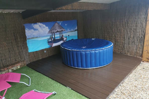 Bain à remous extérieur