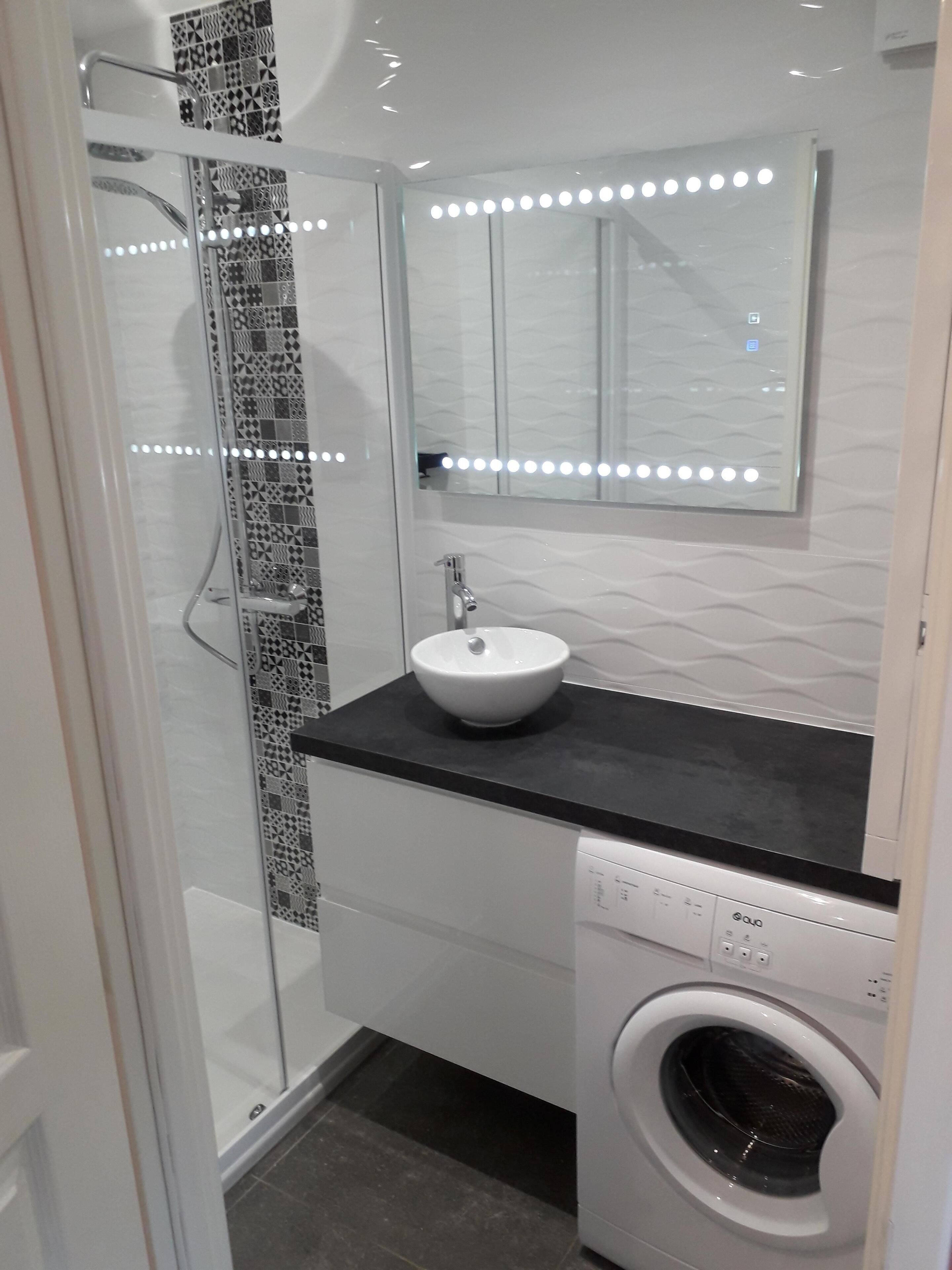 Een douche, een haardroger, zeep, toiletpapier