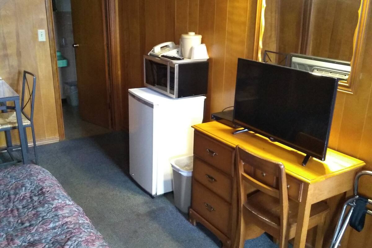 高級寢具、特厚豪華床墊、書桌、手提電腦工作空間