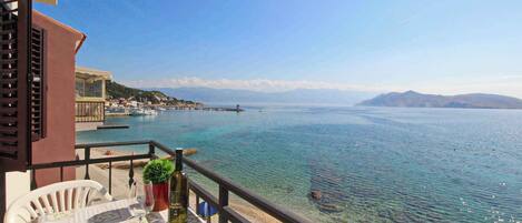 تناول الطعام بالخارج