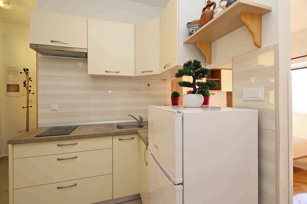 Fridge, stovetop, coffee/tea maker