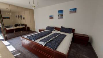 2 bedrooms, travel cot, free WiFi, bed sheets