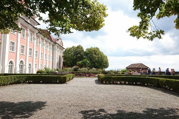 Property grounds - Recreation at the edge of the forest, Modern apartment with swimming pool (Meersburg)