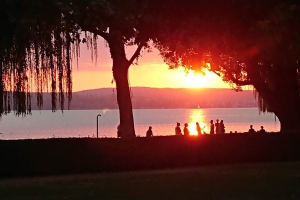 Sonnentuntergang am Strandpromenade in Unteruhldingen