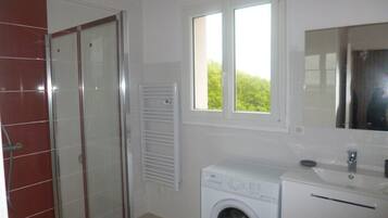 Douche, sèche-cheveux, papier toilette