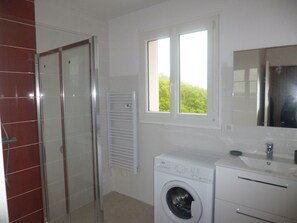 Douche, sèche-cheveux, papier toilette