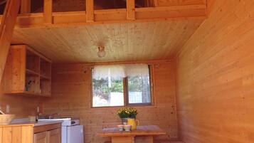 Comfort-Ferienhütte, Küche, Talblick | Hochwertige Bettwaren, Daunenbettdecken, Verdunkelungsvorhänge