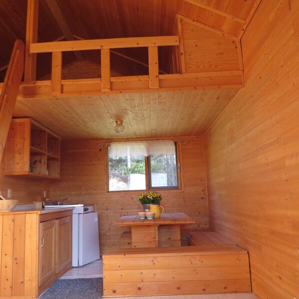 Comfort-Ferienhütte, Küche, Talblick | Hochwertige Bettwaren, Daunenbettdecken, Verdunkelungsvorhänge