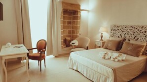 A hotel room with a bed, a desk, a chair, a nightstand, and a lamp. - La Dimora di Teti (Gallipoli)