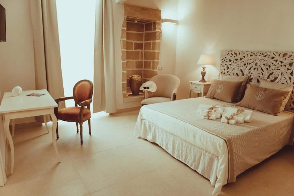Junior Suite | In-room safe, desk, free cribs/infant beds, free WiFi