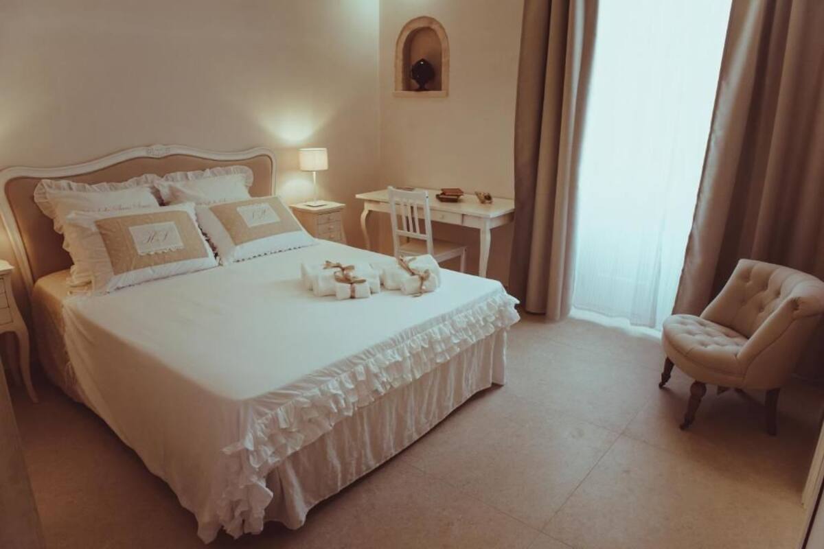 Double Room | In-room safe, desk, free cribs/infant beds, free WiFi