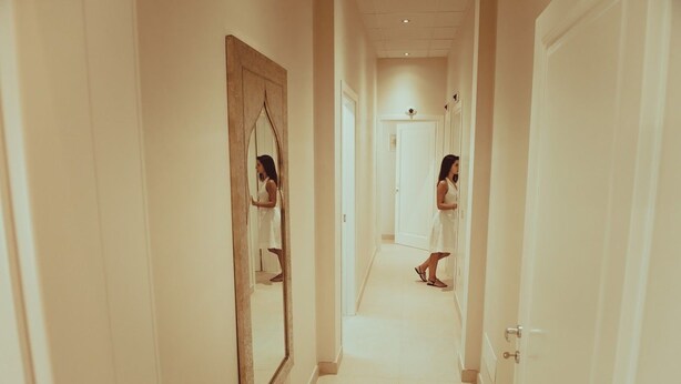 A hallway with a mirror on the left, leading to a door at the end. - La Dimora di Teti (Gallipoli)