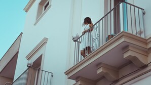 A balcony with a white railing and a decorative finial. - La Dimora di Teti (Gallipoli)