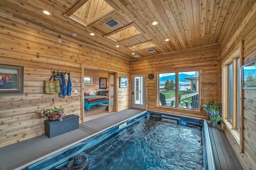 Ennis Lake Studio w/ Kayak, Pool & Fire Pit!