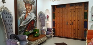 32-inch LED TV with cable channels, TV - Hotel Boutique Campanario del Río (Soledad)