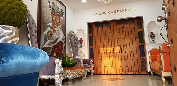 32-英寸LED 电视 （配备有线频道）、电视