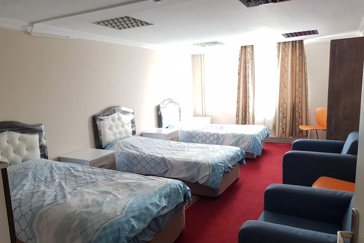 Habitación triple Confort, solo para hombres | Ropa de cama de alta calidad y escritorio