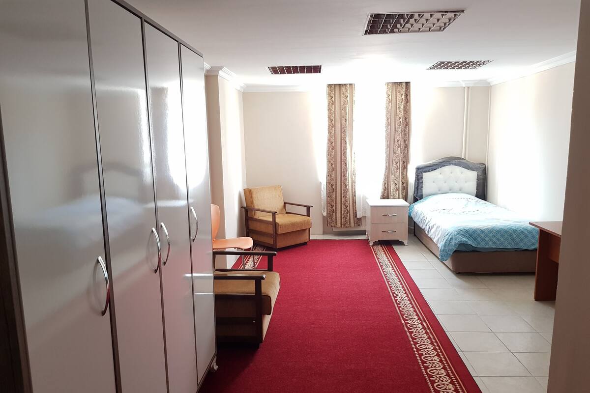 Habitación individual Confort, solo para hombres | Ropa de cama de alta calidad y escritorio