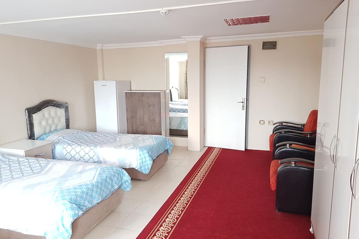 Habitación Confort con 2 camas individuales, solo para hombres | Ropa de cama de alta calidad y escritorio