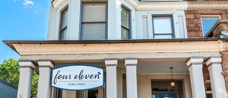 Un edificio con un cartel que dice "four eleven" en la calle York.
