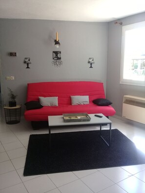 TV, DVD player, ping pong, books - Gite for 2 to 5 people with swimming pool in the Gard, near the Cevennes mountains (Saint-Julien-de-Cassagnas)