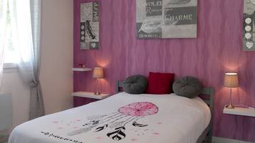 2 slaapkamers, een strijkplank/strijkijzer, reisbedje, wifi