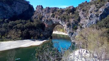 Ligstoelen aan het strand, strandlakens