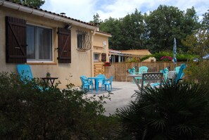 Outdoor dining - Gite for 2 to 5 people with swimming pool in the Gard, near the Cevennes mountains (Saint-Julien-de-Cassagnas)