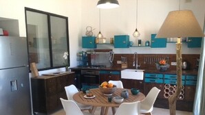 Una cocina moderna con una mesa de comedor, sillas y una isla central.