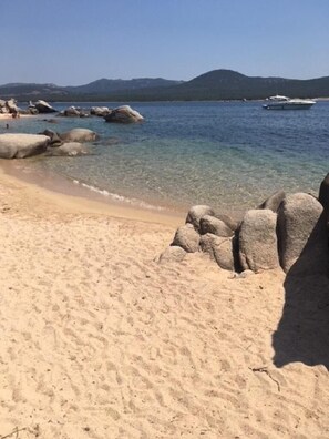 A beach with clear water, large rocks, and distant mountains. - Big house charm view beaches 5 minutes (Pianottoli-Caldarello)