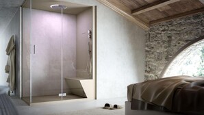 Un baño moderno con cabina de vidrio, ducha y pared de piedra.