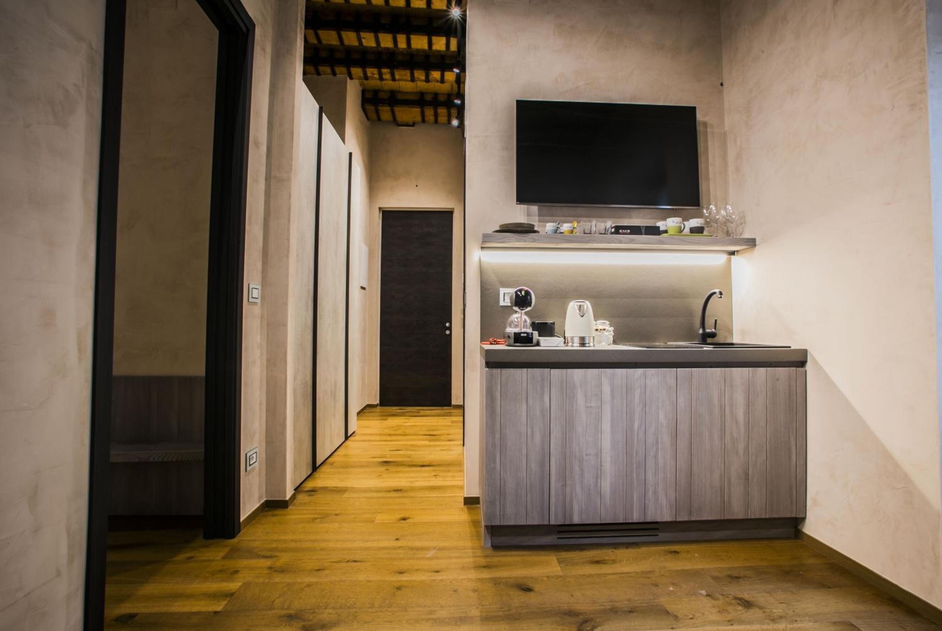 Tủ lạnh, dụng cụ pha espresso, dụng cụ pha cà phê/trà, ấm điện 