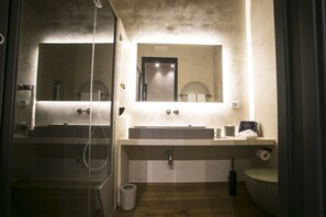 Suite | Bathroom | Shower, rainfall showerhead, designer toiletries, hair dryer - Edward Rooms & Wellness (Trani)