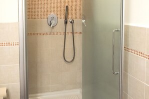 Shower, bidet, towels - S051 - Sirolo, new three-room apartment with garden (Sirolo)