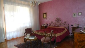 4 bedrooms, desk, iron/ironing board, bed sheets