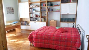 4 habitaciones, escritorio y tabla de planchar con plancha 