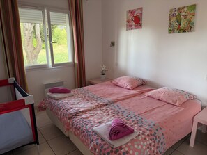 2 chambres, fer et planche à repasser, lit parapluie, Wi-Fi gratuit