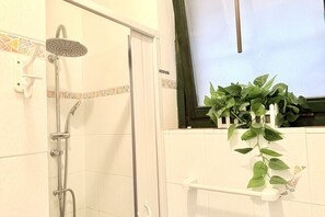 Douche, sèche-cheveux, bidet, serviettes fournies