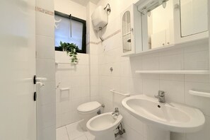 Douche, sèche-cheveux, bidet, serviettes fournies