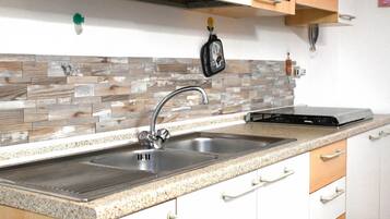 Frigorifero, freezer, tavolo da pranzo