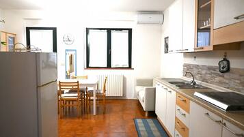 Frigorifero, freezer, tavolo da pranzo