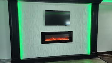 Escritorio, cortinas blackout y tabla de planchar con plancha