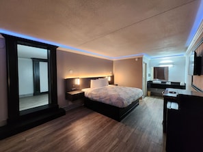 Escritorio, cortinas blackout y tabla de planchar con plancha 