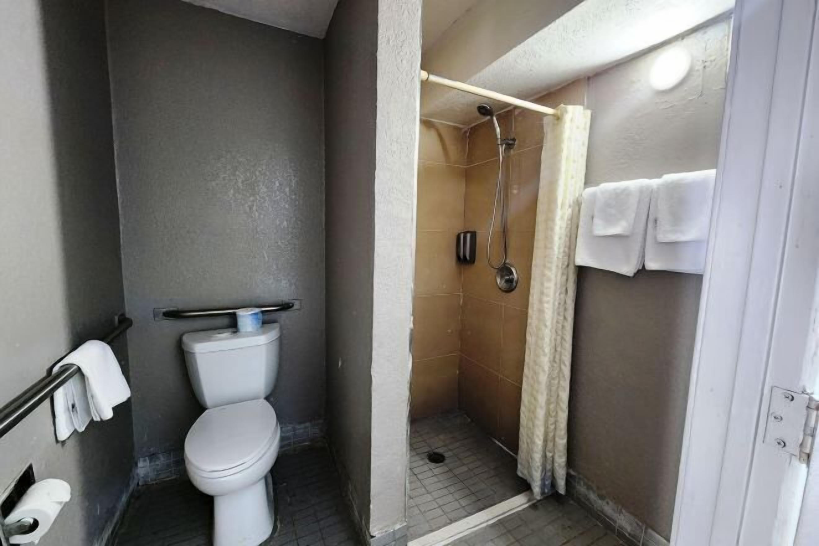 Perlengkapan mandi gratis, pengering rambut, handuk, dan sabun