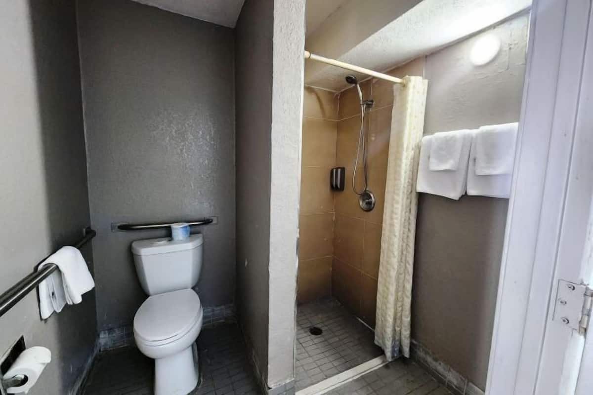 Perlengkapan mandi gratis, pengering rambut, handuk, dan sabun